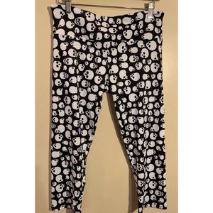 Onzie yoga black and white skull print Capri tight